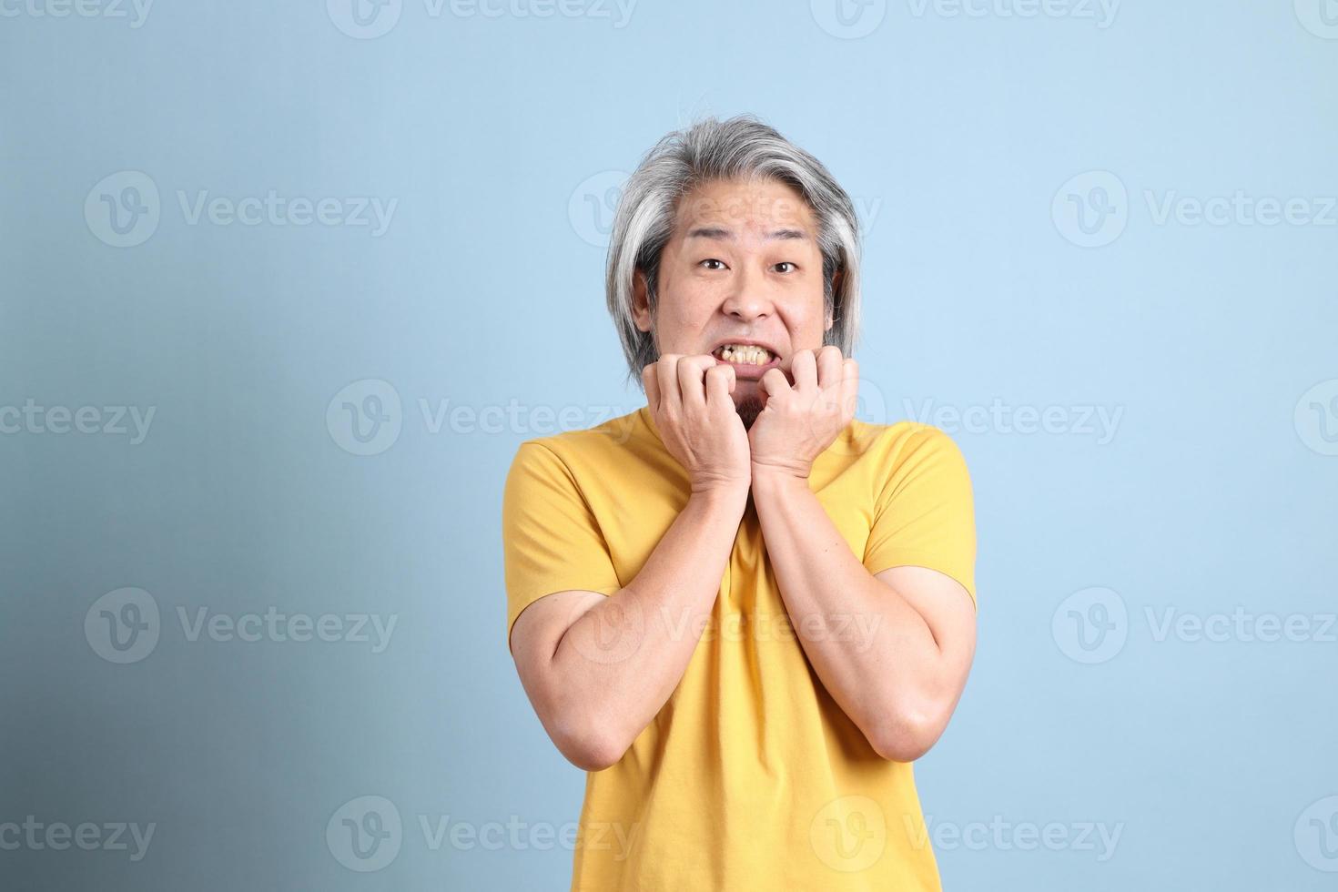 homem asiático com camiseta amarela foto