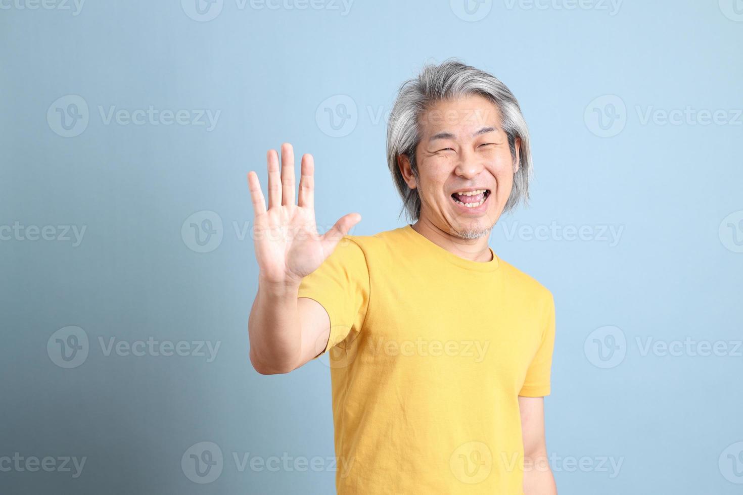 homem asiático com camiseta amarela foto