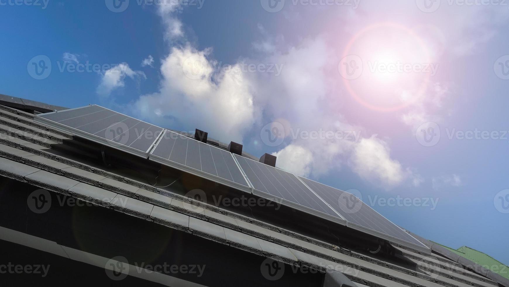 fotovoltaico. painel de célula solar. usina de energia solar no telhado foto