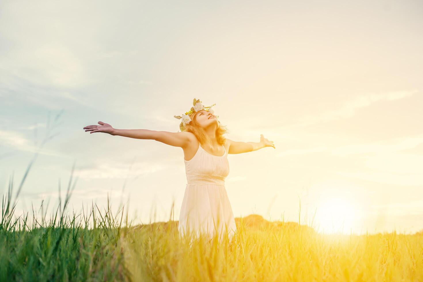 conceito de liberdade jovem mulher bonita desfrutando com ar fresco e natureza em prados. foto