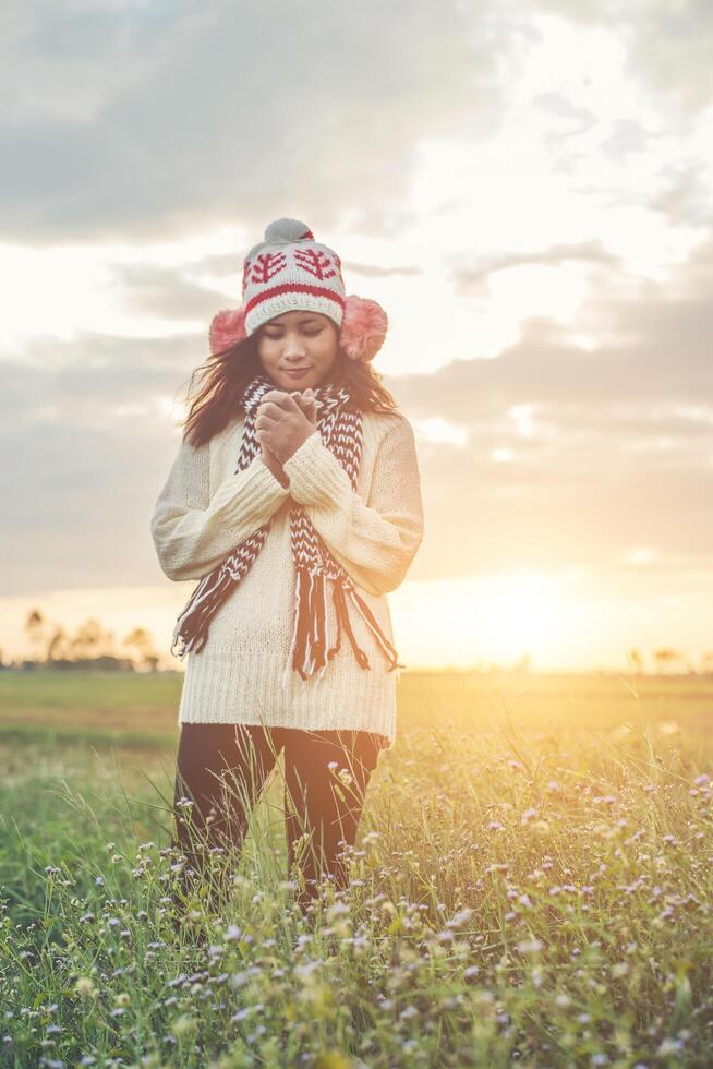 jovem mulher bonita vestindo roupas de inverno em pé desfrutar com a natureza. conceito de tempo de inverno. foto