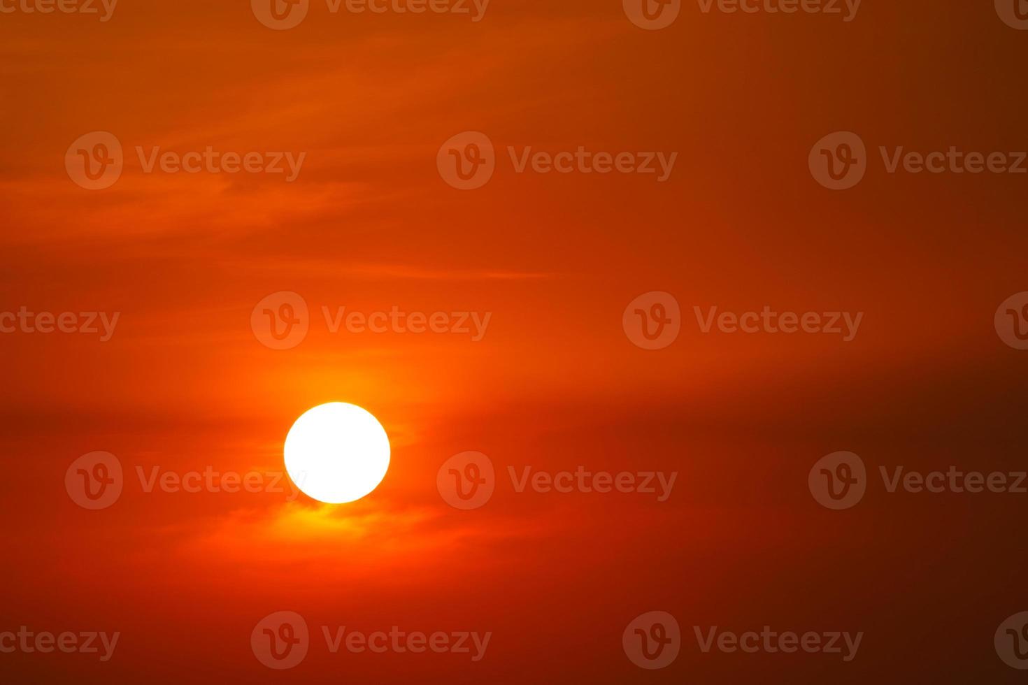 pôr do sol no céu incrível nuvem de volta à noite sobre o crepúsculo foto