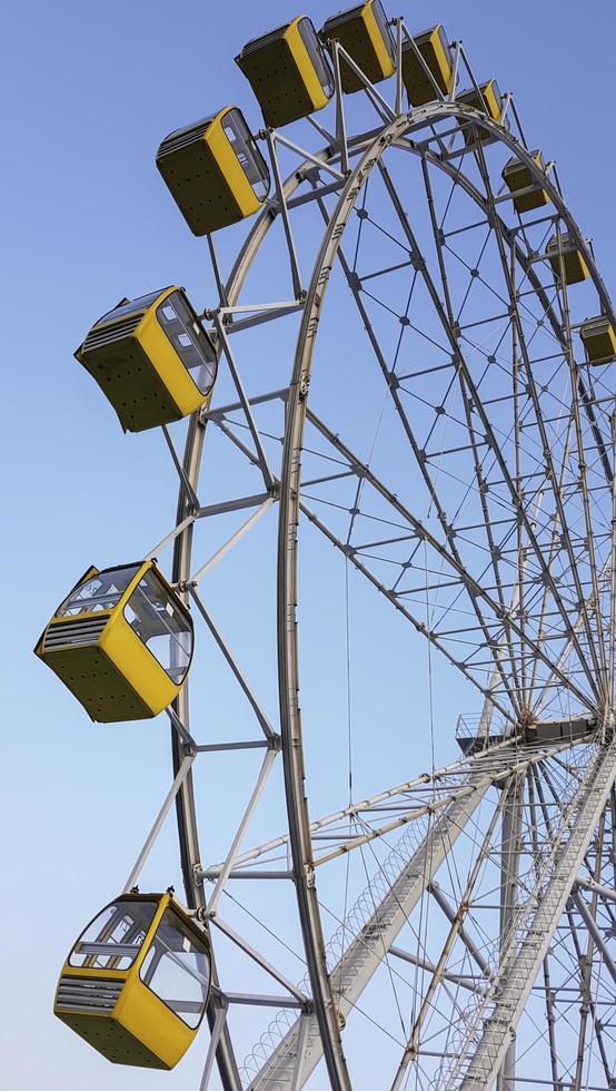 roda gigante sob o céu azul foto