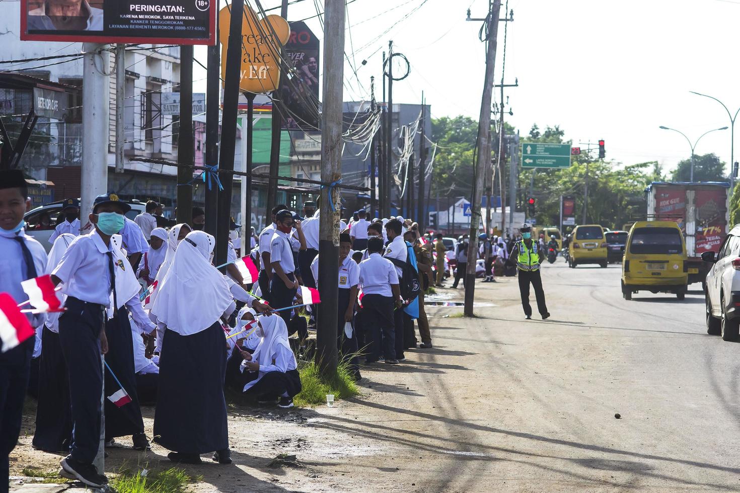 sorong, papua ocidental, indonésia, 4 de outubro de 2021. visita de estado do presidente da indonésia, joko widodo. crianças em idade escolar e professores saudaram a chegada do presidente da beira da estrada. foto