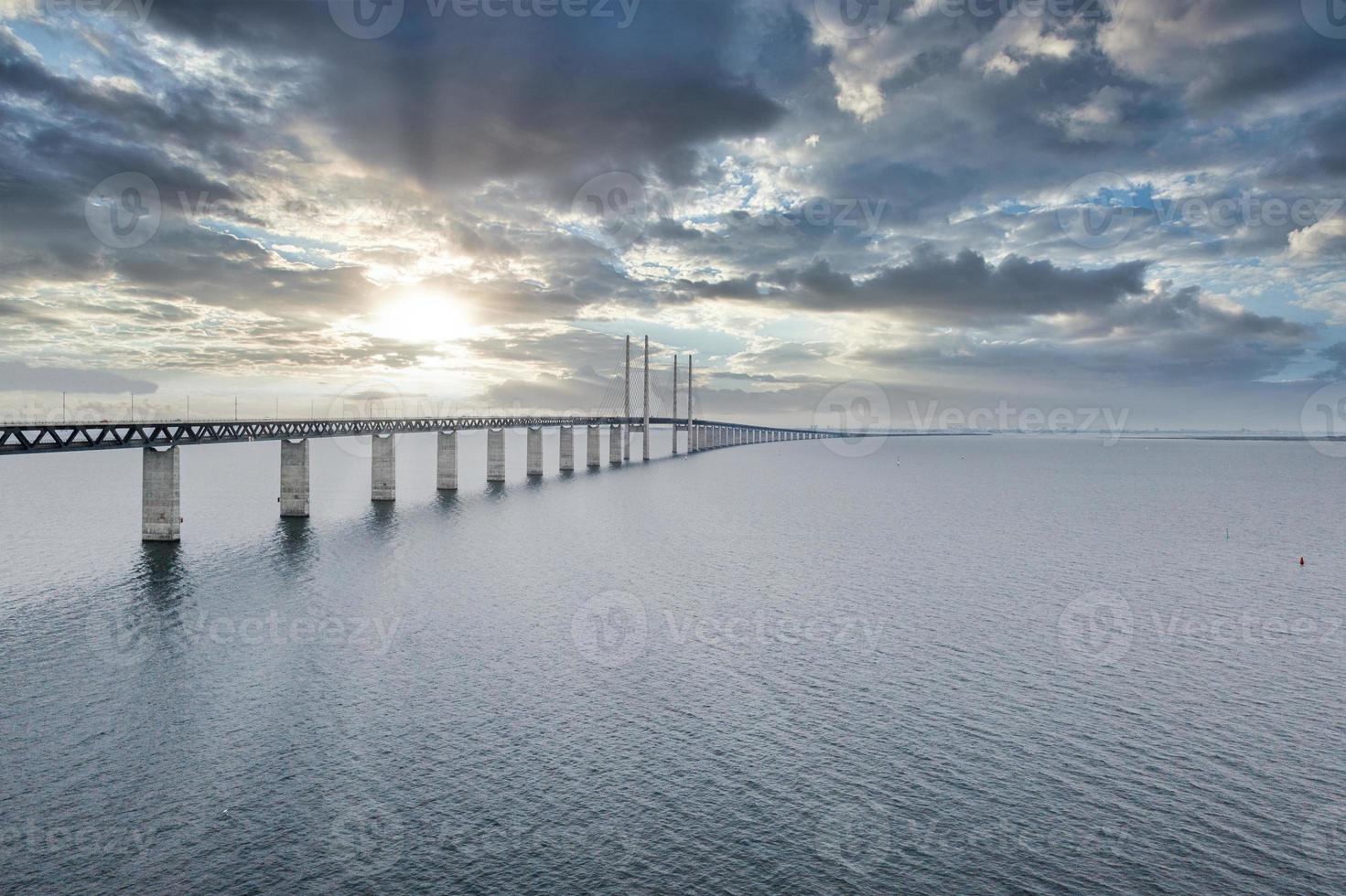 vista panorâmica da ponte de oresund durante o pôr do sol sobre o mar báltico foto