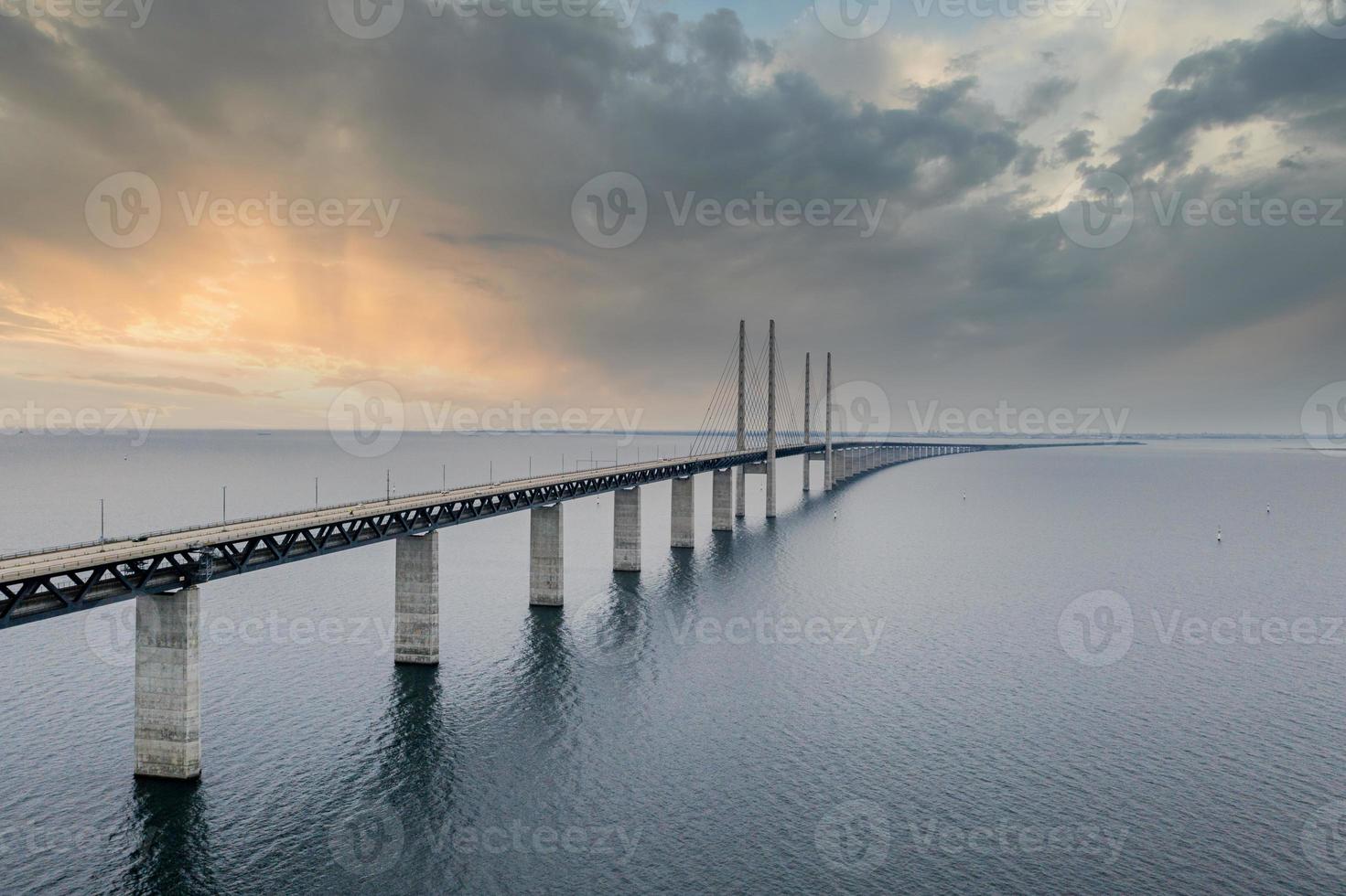 vista panorâmica da ponte de oresund durante o pôr do sol sobre o mar báltico foto