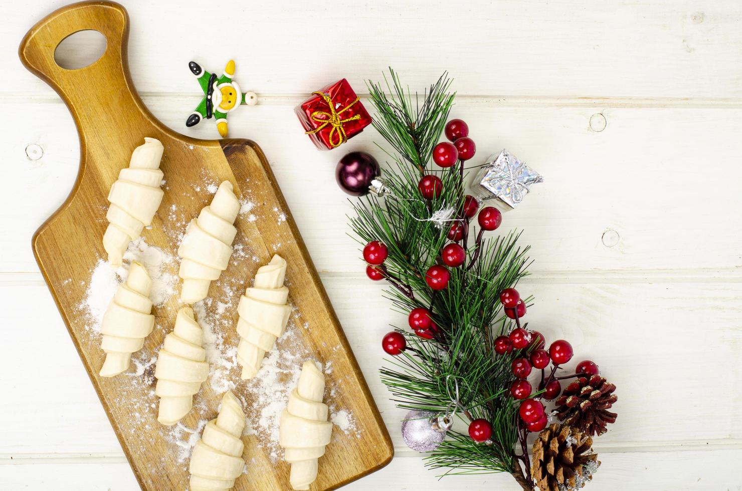 bolos caseiros de natal, croissants em madeira. foto de estúdio