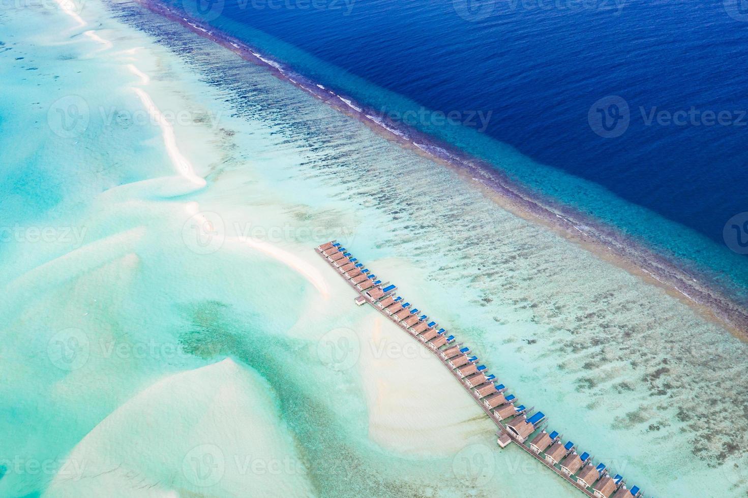 cenário do paraíso das Maldivas. paisagem aérea tropical, vista do mar com longo cais, vilas de água com incrível mar e praia de lagoa, natureza tropical. banner de destino de turismo exótico, férias de verão foto