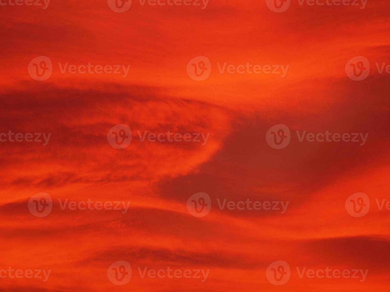 céu vermelho pôr do sol com nuvens de fundo foto