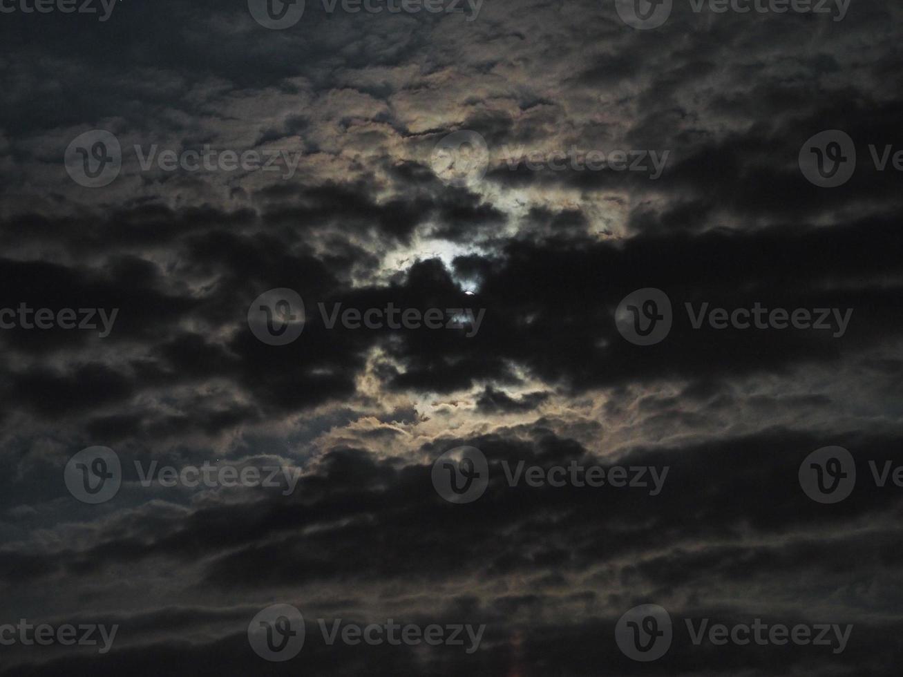 lua cheia atrás das nuvens foto