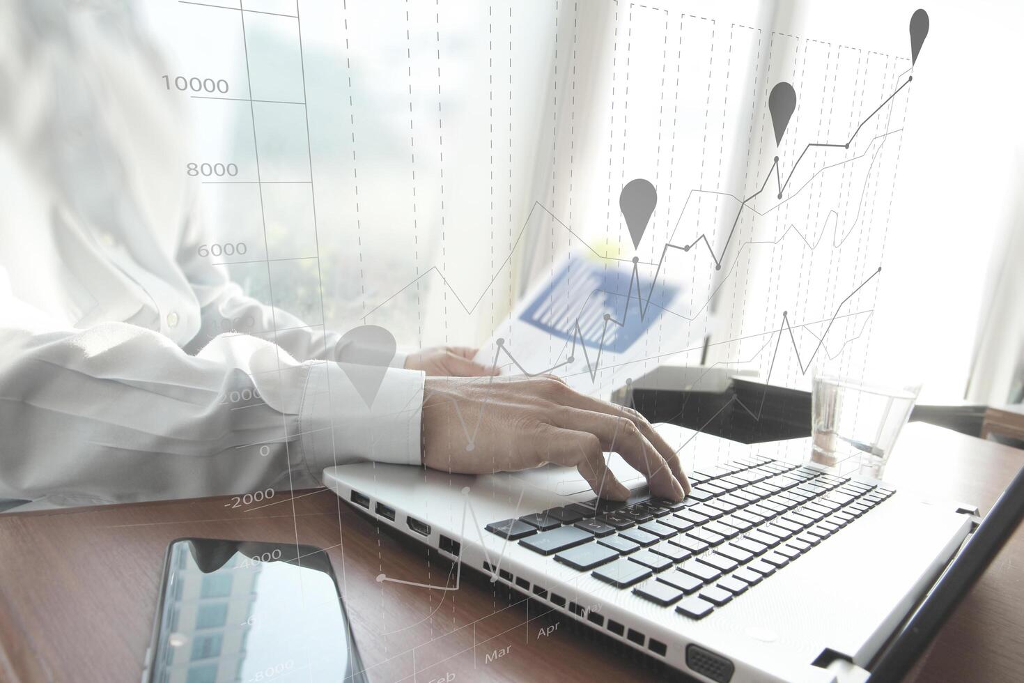 mão de homem de negócios trabalhando no computador portátil na mesa de madeira como conceito e diagrama de negócios gráfico foto