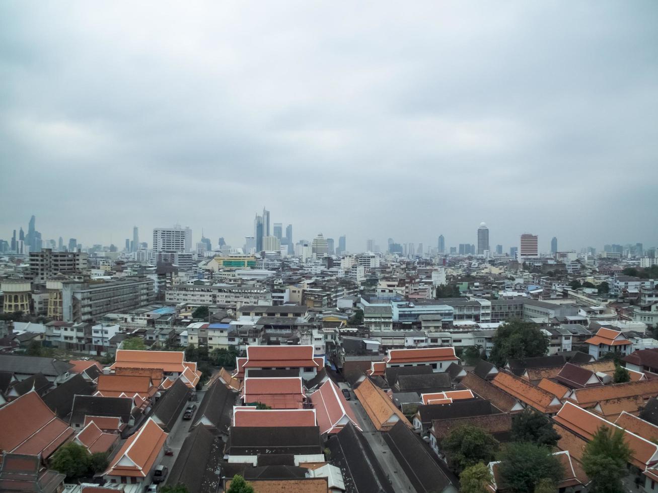 wat saket ratcha wora maha wihan bangkok tailândia28 de novembro de 2018rama é neto rei rama iii 17871851 decidiu construir um chedi de enormes dimensões dentro de wat saket phu khao montanha dourada foto