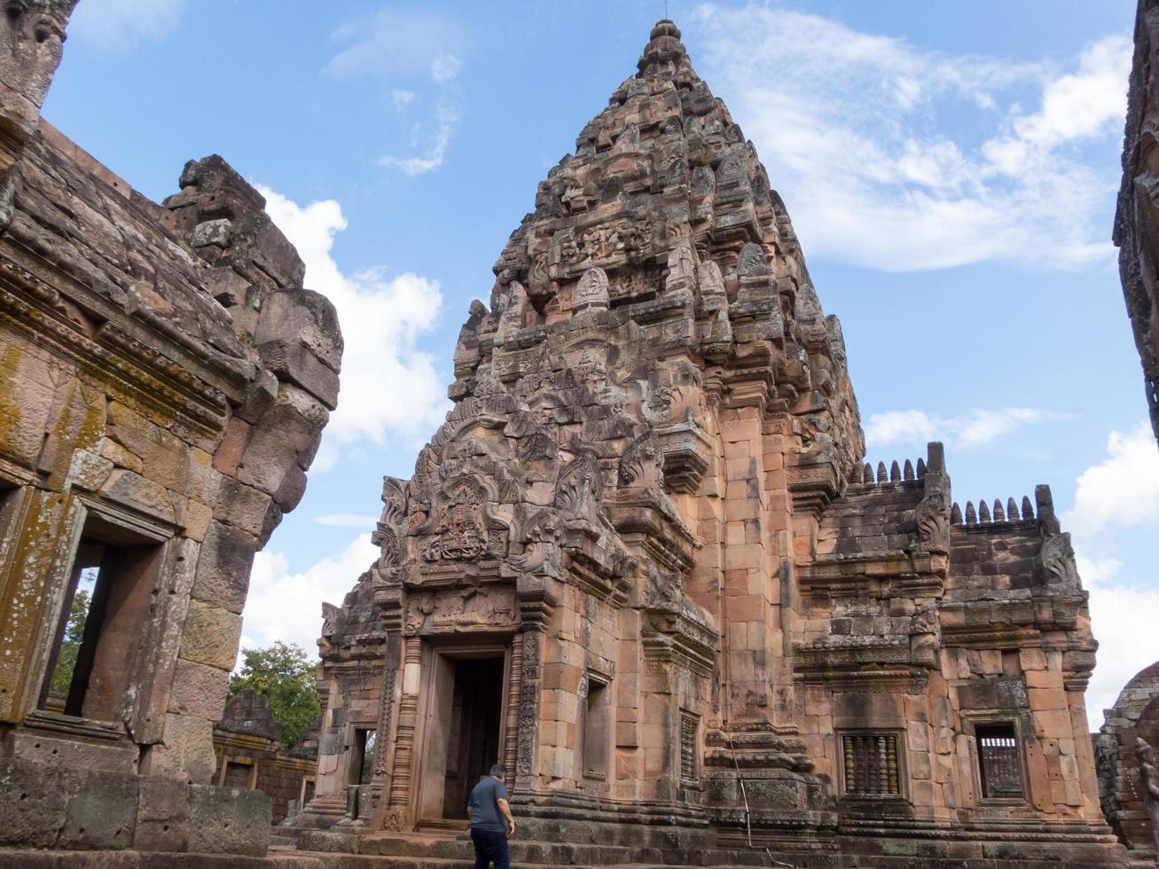 buriramthailand 19 de novembro de 2018 turistas visitam o parque histórico prasat phanom rung em 19 de novembro de 2018 na tailândia. foto