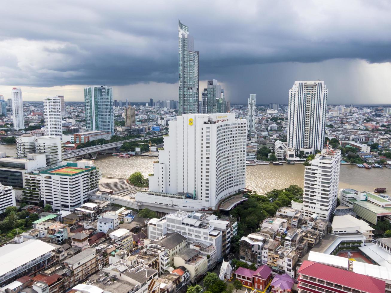 bangkokthailand17 setembro 2018vista de bangkok na estação chuvosa olhando além da chuva está caindo na cidade em 17 de setembro de 2018 na tailândia. foto