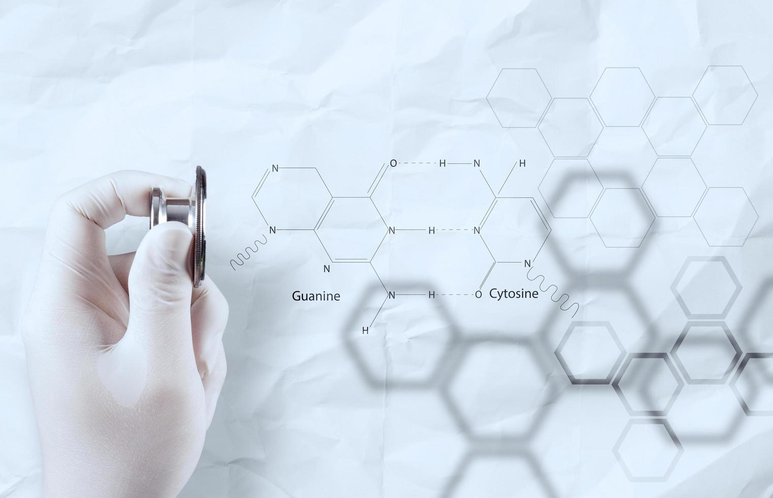 mão de médico químico mostrando fórmulas químicas em papel amassado foto