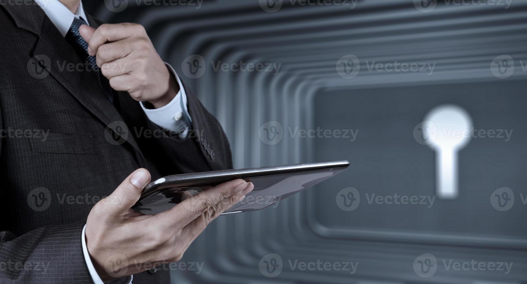 mão de empresário usar computador de telefone inteligente com ícone de e-mail como conceito foto
