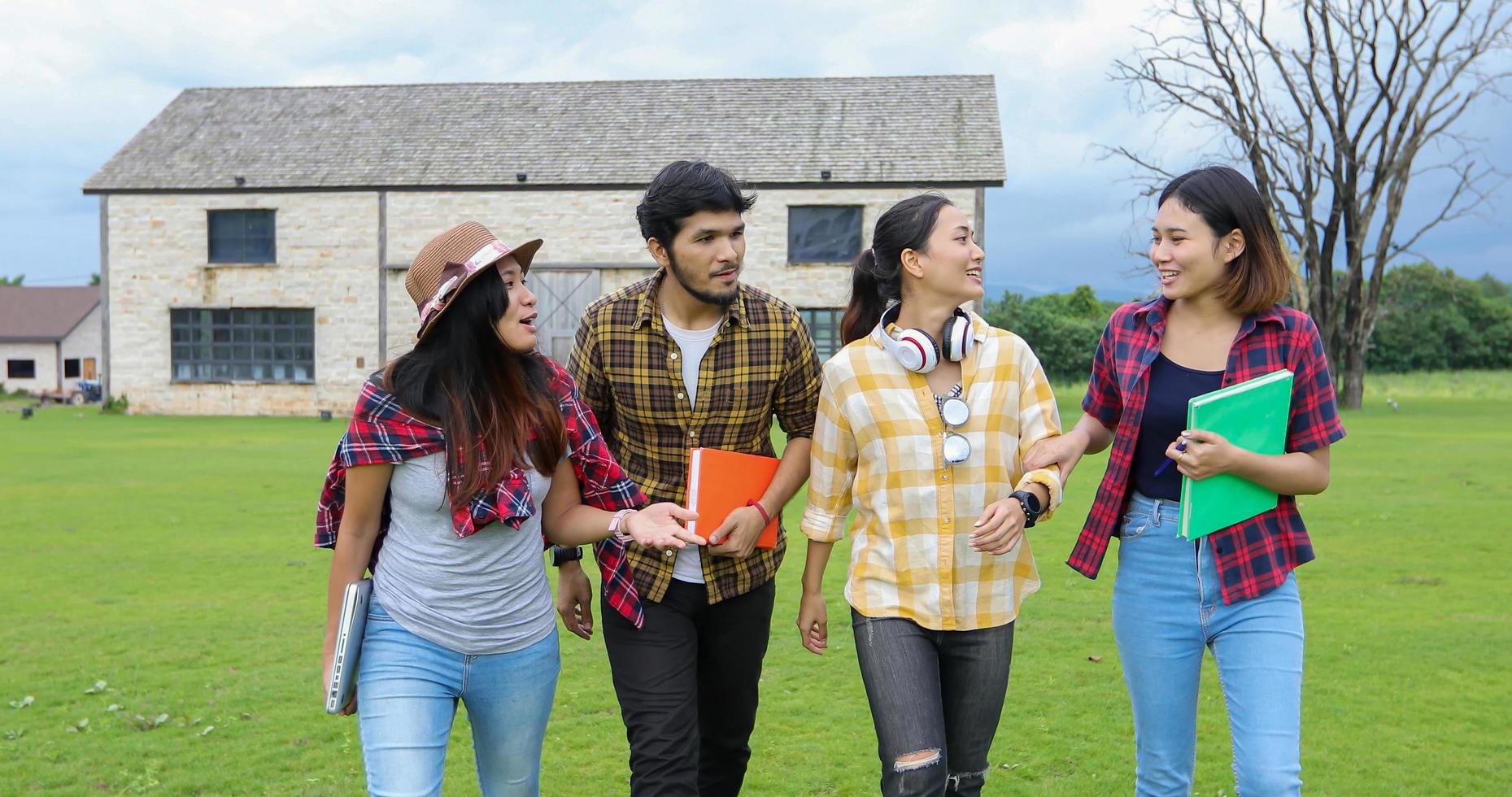 os alunos do grupo sorriem e se divertem também ajuda a compartilhar ideias no trabalho e no projeto. e também revise o livro antes do exame ao ar livre no jardim. foto