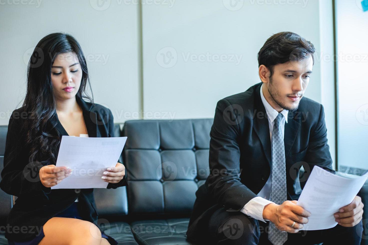 empresários e empresárias discutindo documentos e ideias em reuniões e conceito de entrevista de emprego foto