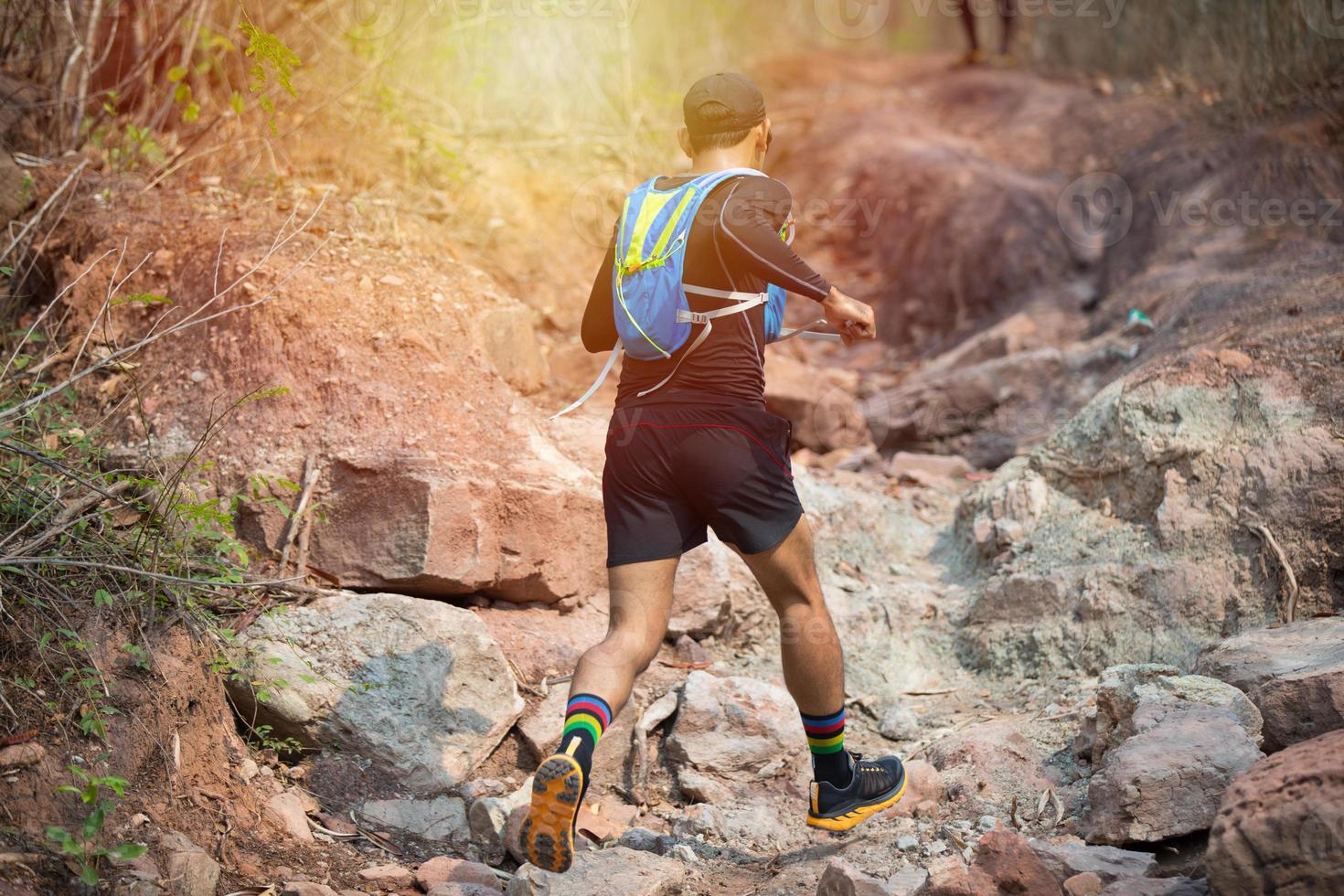 um homem corredor de trilha e pés de atleta usando sapatos esportivos para trilha na floresta foto