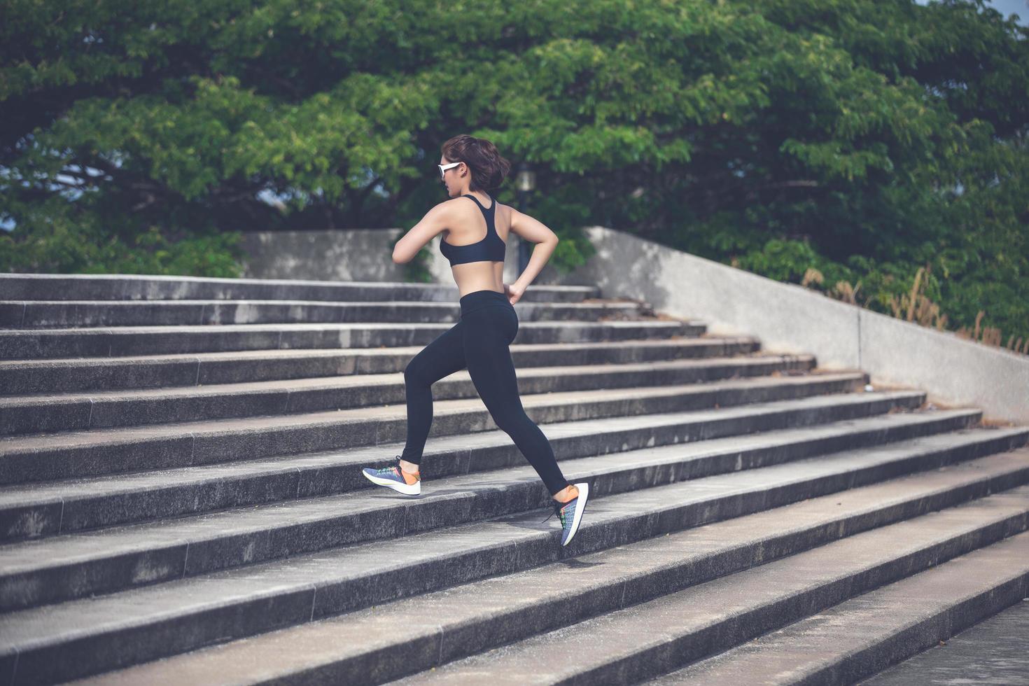 mulheres asiáticas correndo e correndo durante a corrida ao ar livre na cidade foto