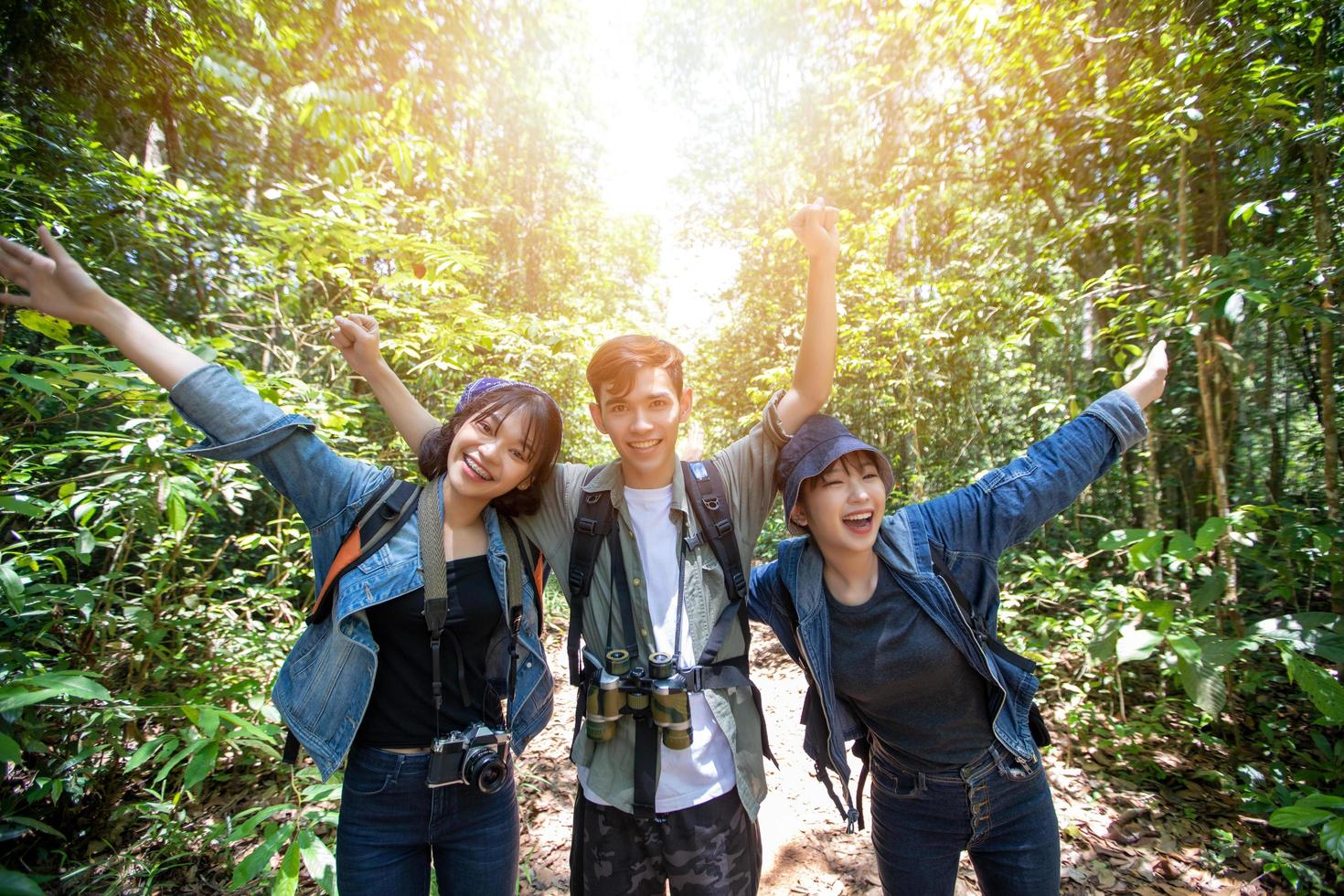 grupo asiático de jovens com amigos e mochilas caminhando juntos e amigos felizes estão tirando fotos e selfies, relaxe o tempo em viagens de conceito de férias