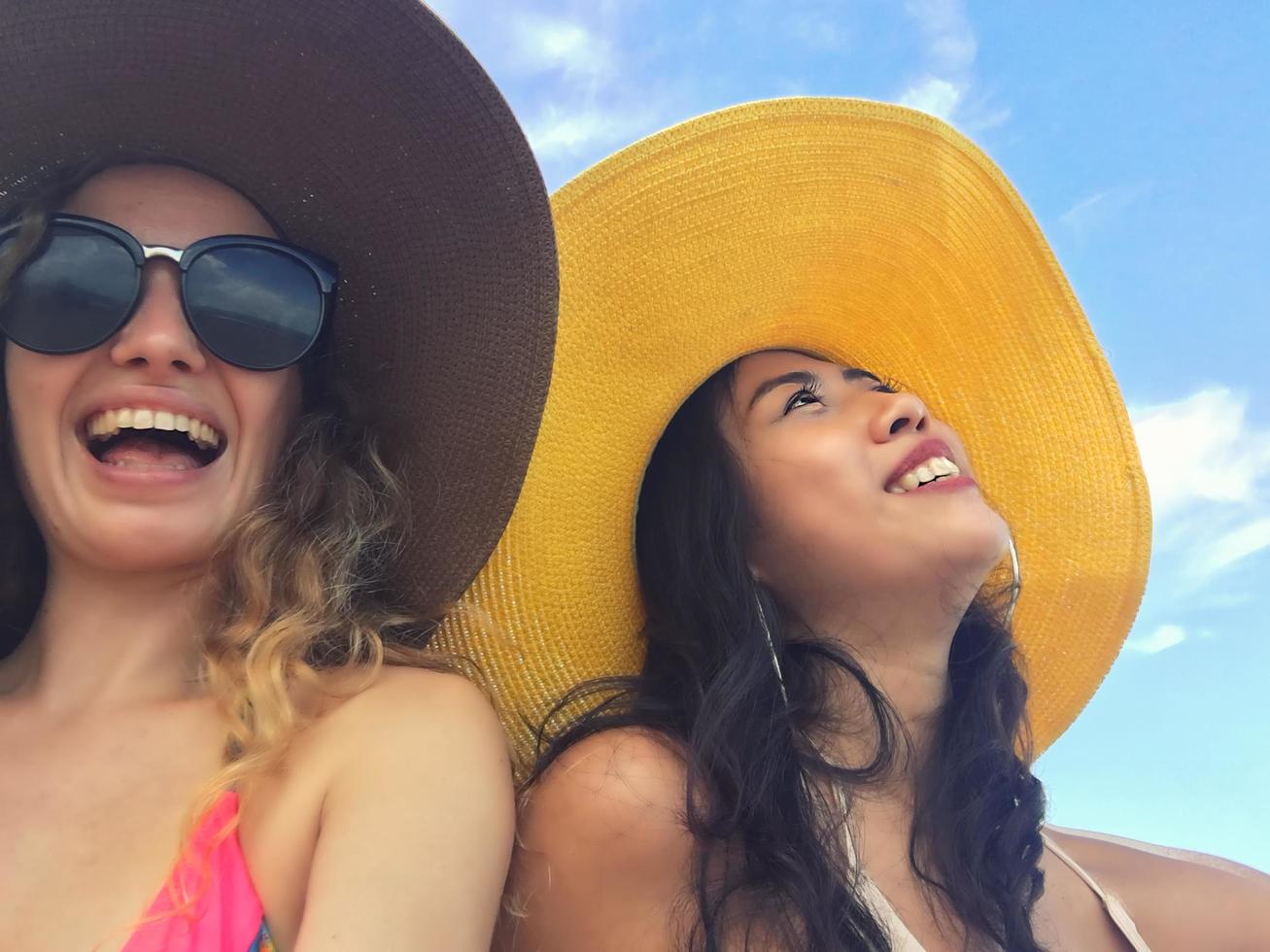 mulheres estão tirando fotos e tirando selfie com amigos na areia da praia no verão.
