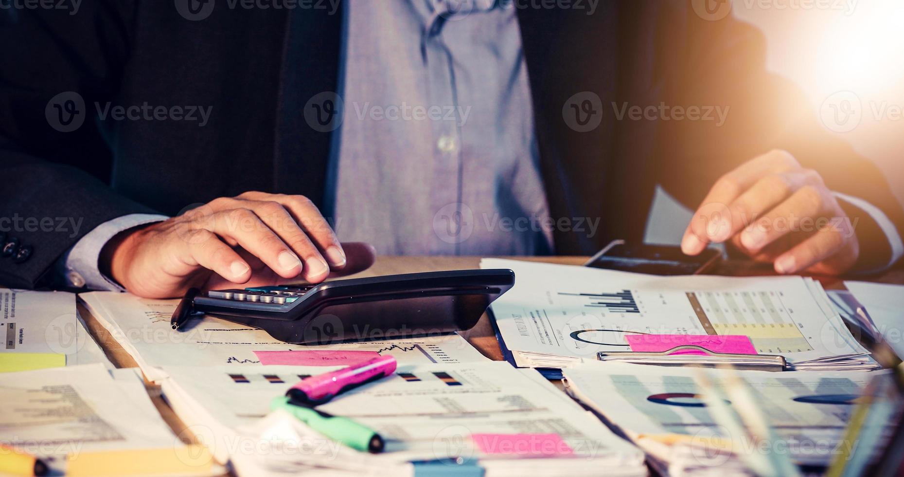 empresários asiáticos estão usando calculadoras para documentos de projeto de análise e diagrama financeiro gráfico trabalhando em segundo plano na mesa de escritório foto