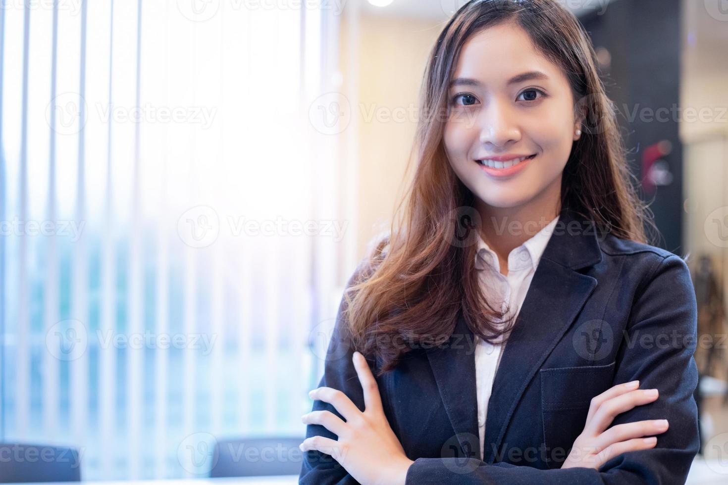 Mulheres de negócios asiáticas e grupo usando notebook para reuniões e mulheres de negócios sorrindo felizes por trabalhar foto