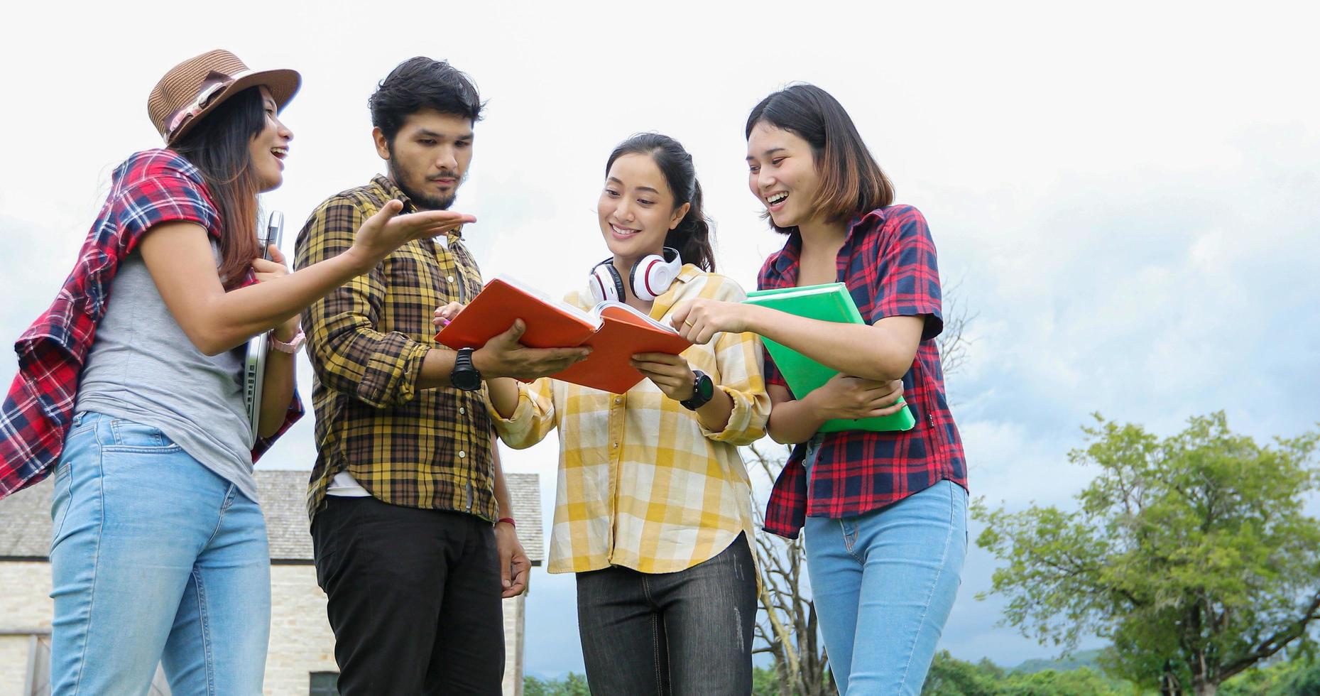 os alunos do grupo sorriem e se divertem também ajuda a compartilhar ideias no trabalho e no projeto. e também revise o livro antes do exame ao ar livre no jardim. foto