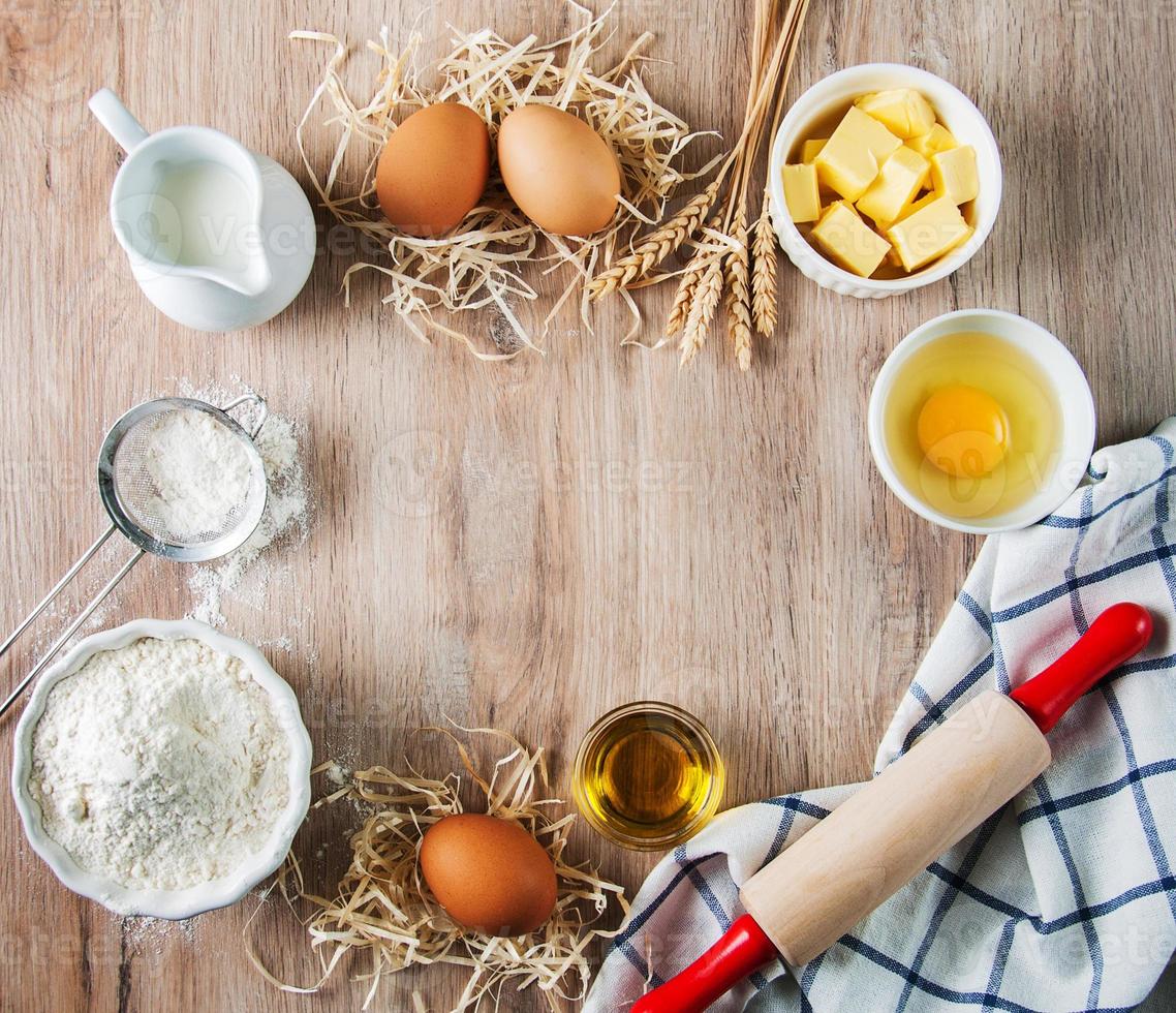 vista superior da mesa da cozinha com ingredientes de panificação foto