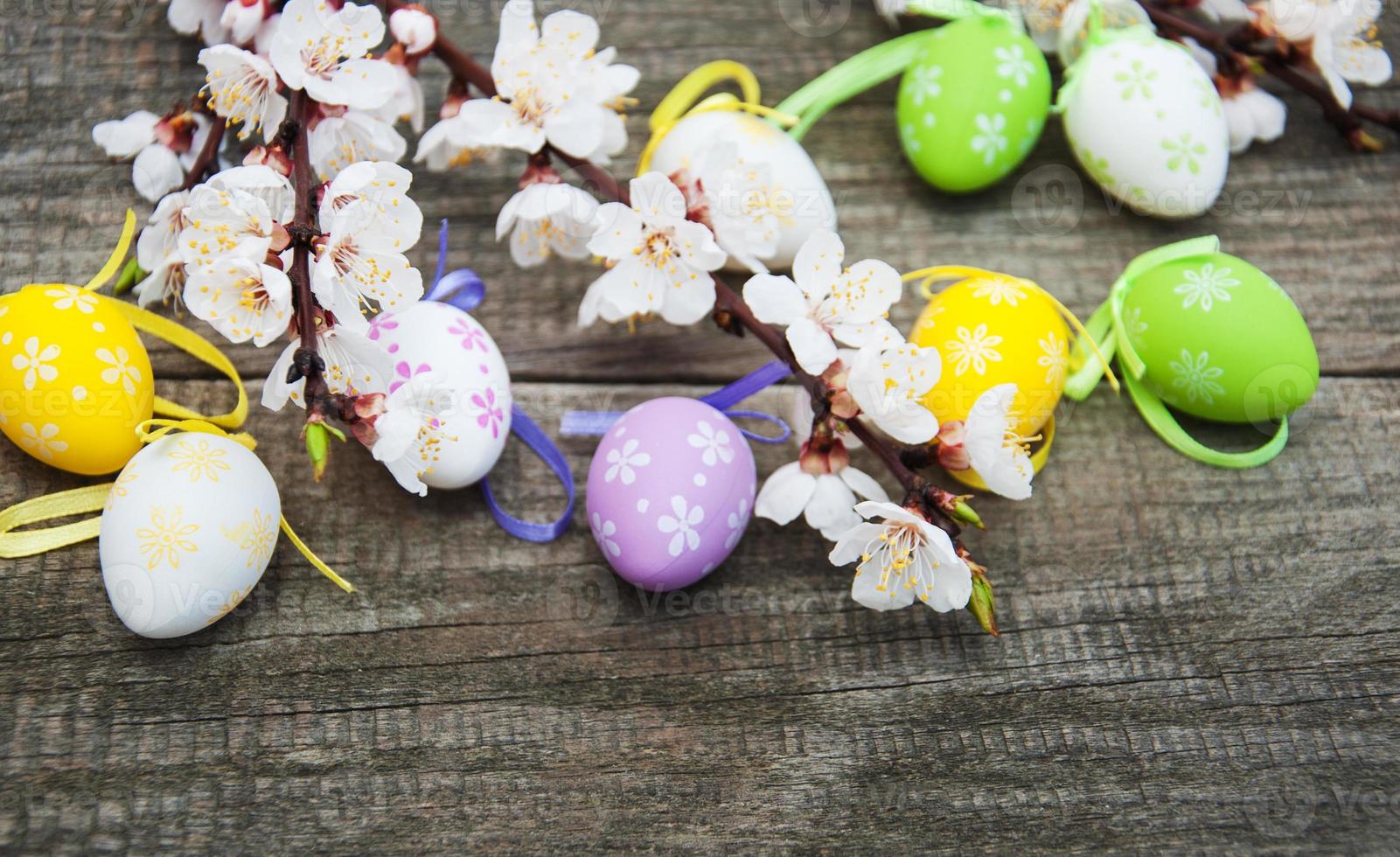 ovos de páscoa e flor de primavera foto