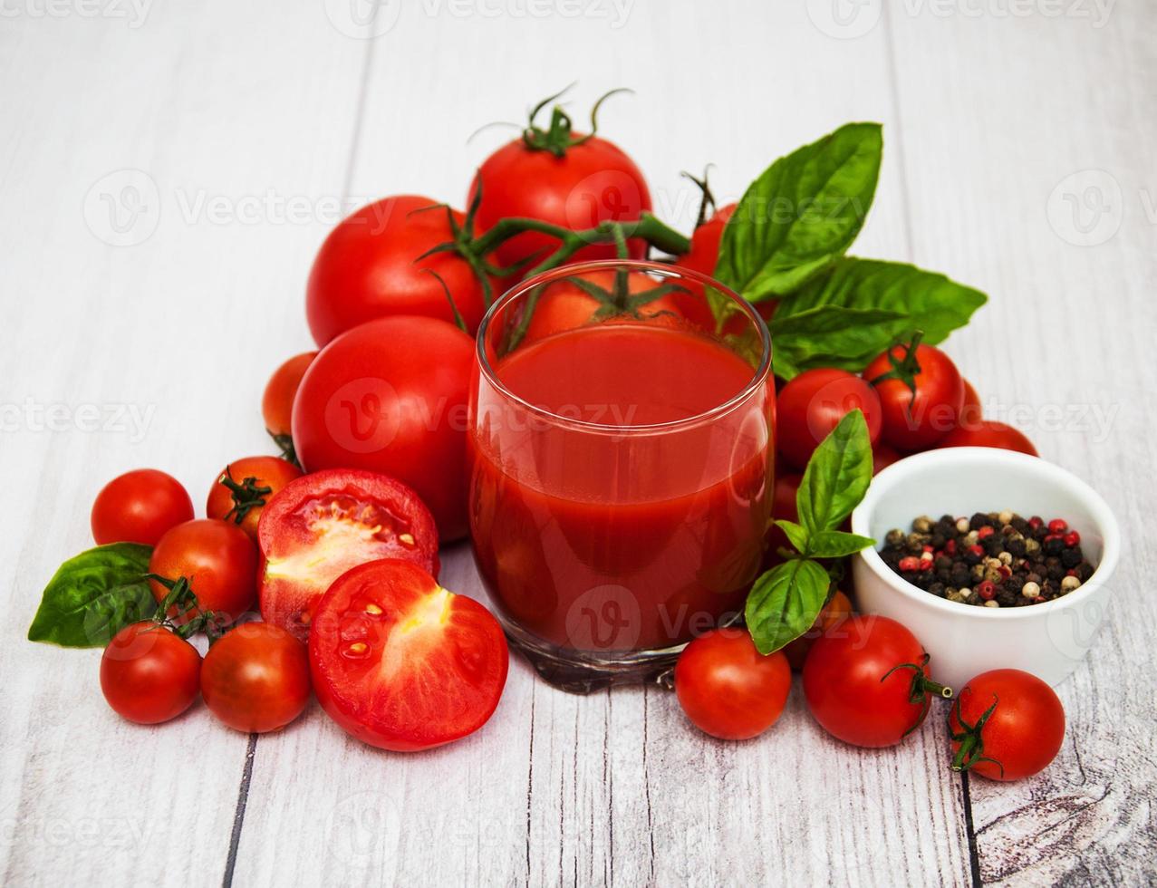 copo com suco de tomate foto