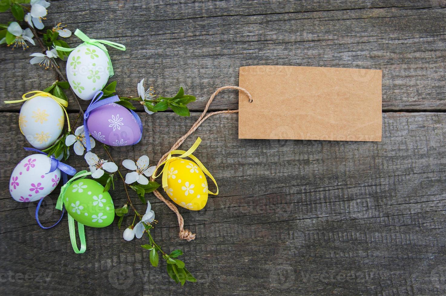 ovos de páscoa e cartão comemorativo foto