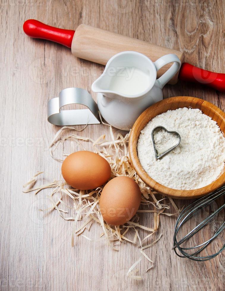 ingredientes de cozimento - farinha, ovos e pino foto