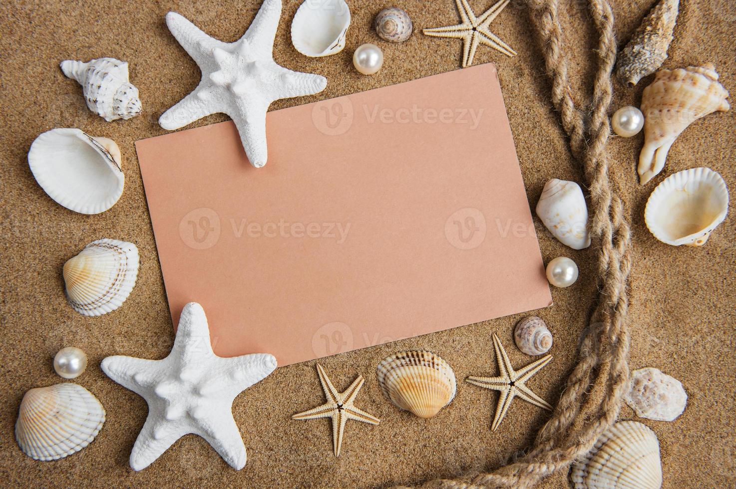 conchas, estrelas do mar e um cartão postal em branco foto