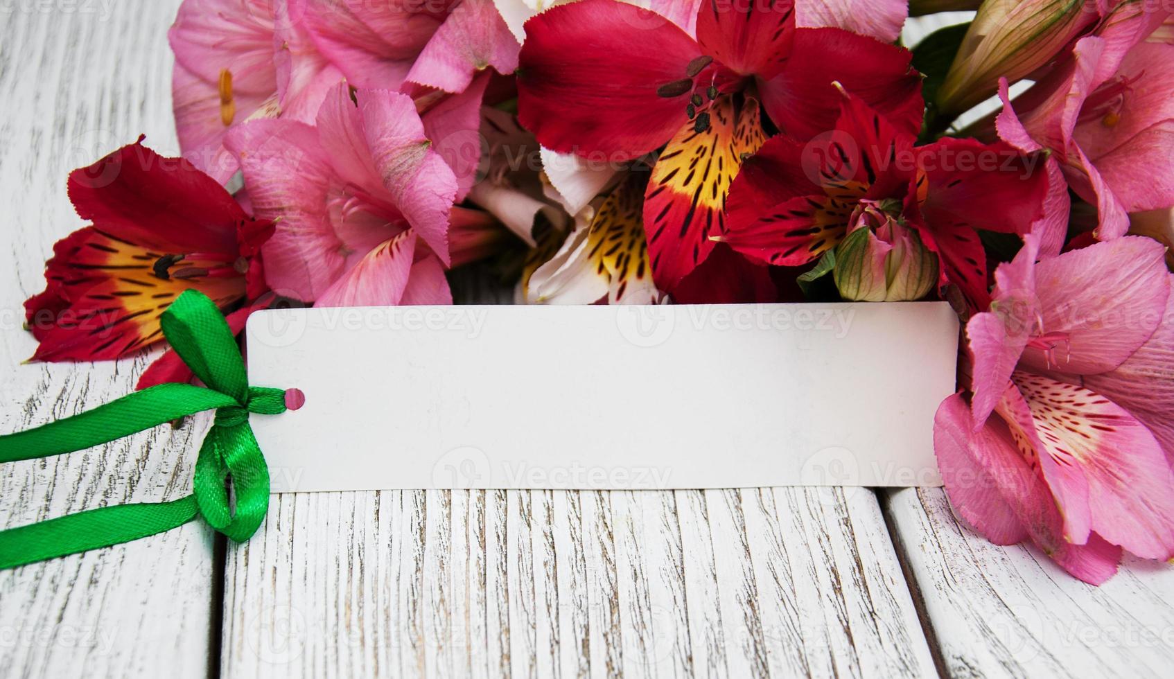 cartão de papel com flores de alstroemeria foto