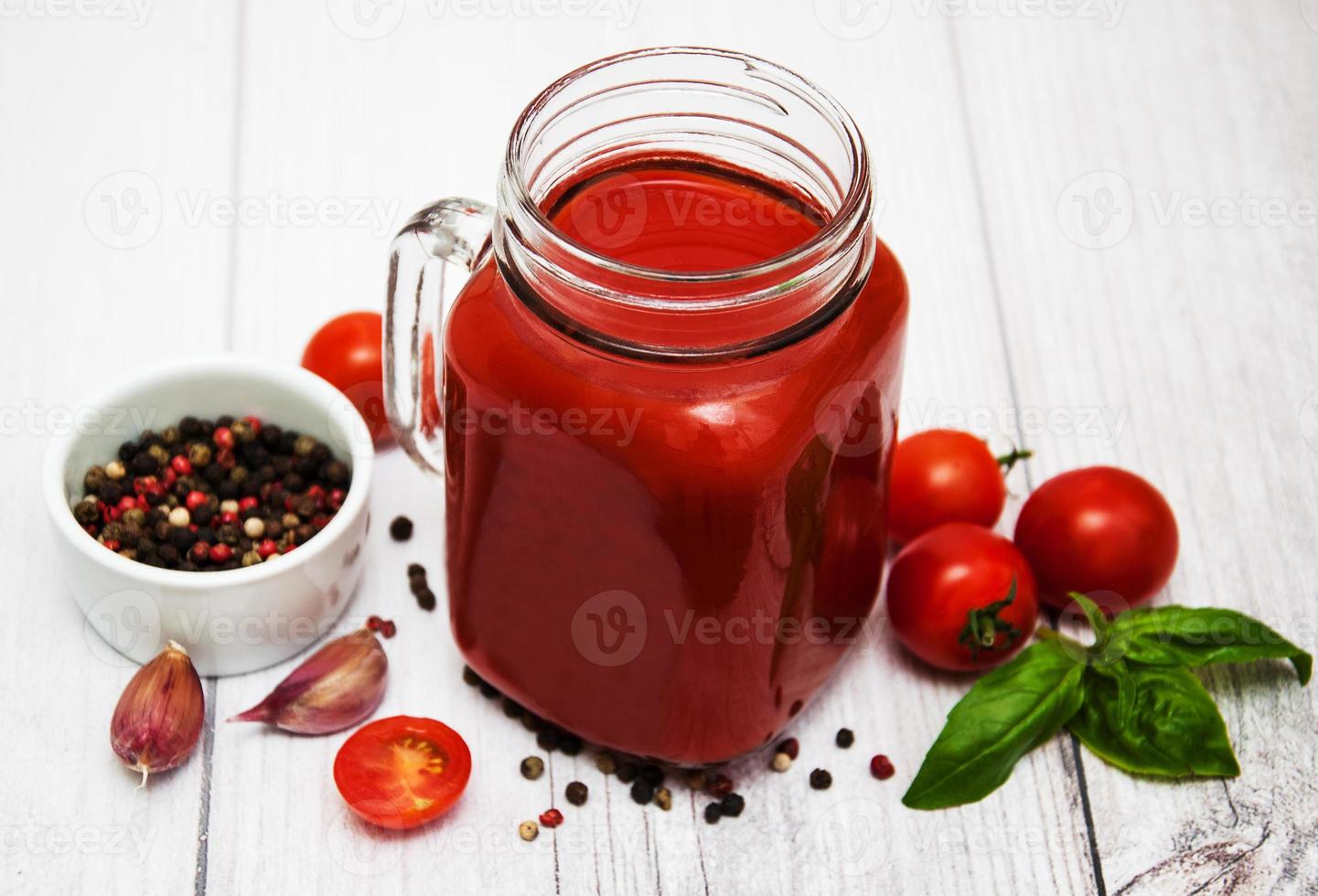 potes com suco de tomate foto