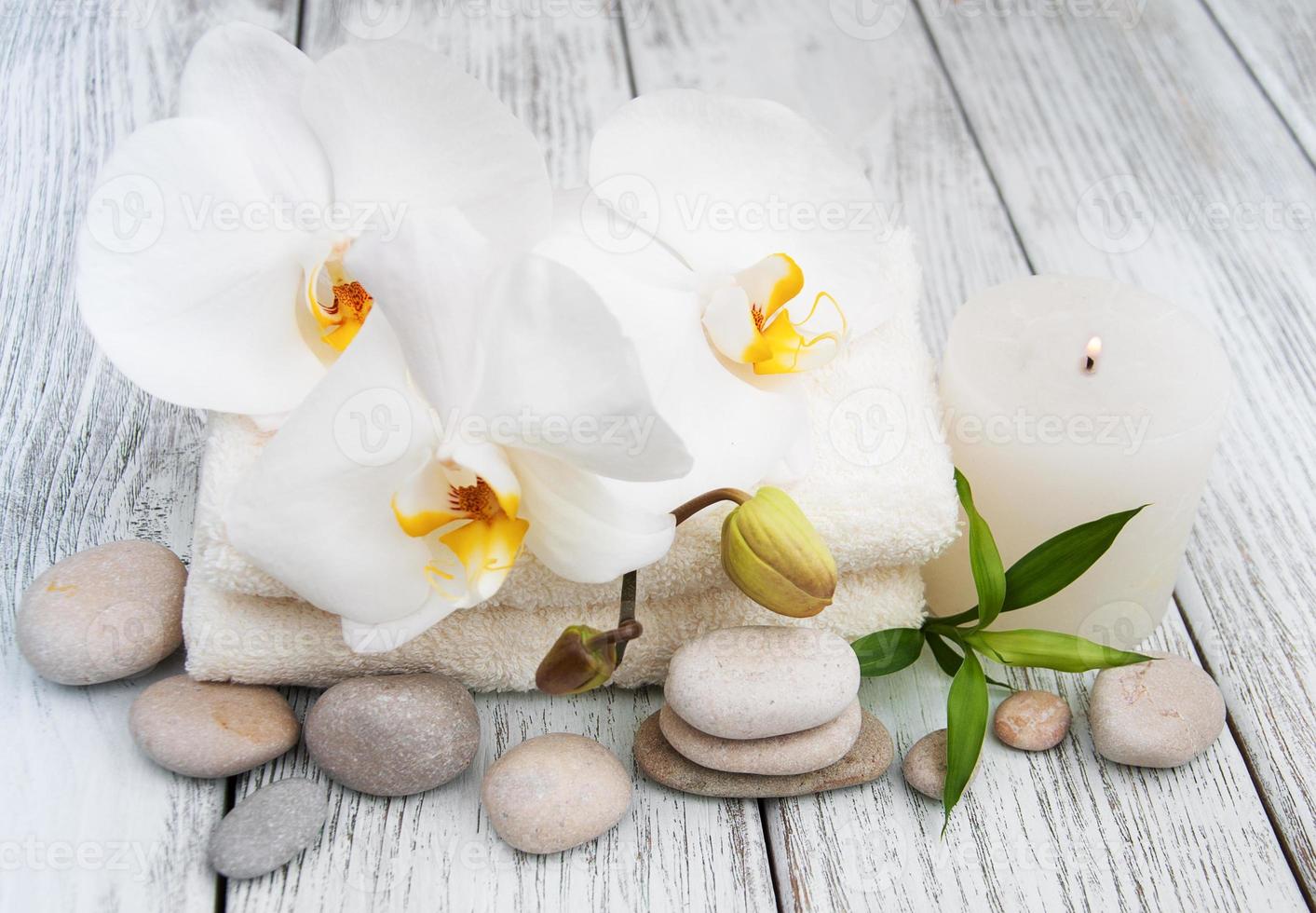 produtos de spa e orquídeas brancas foto