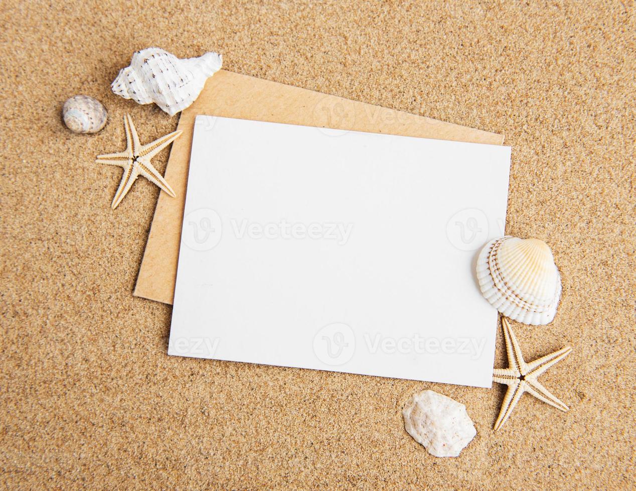 conchas, estrelas do mar e um cartão postal em branco foto