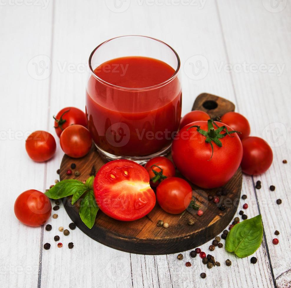 copo com suco de tomate foto