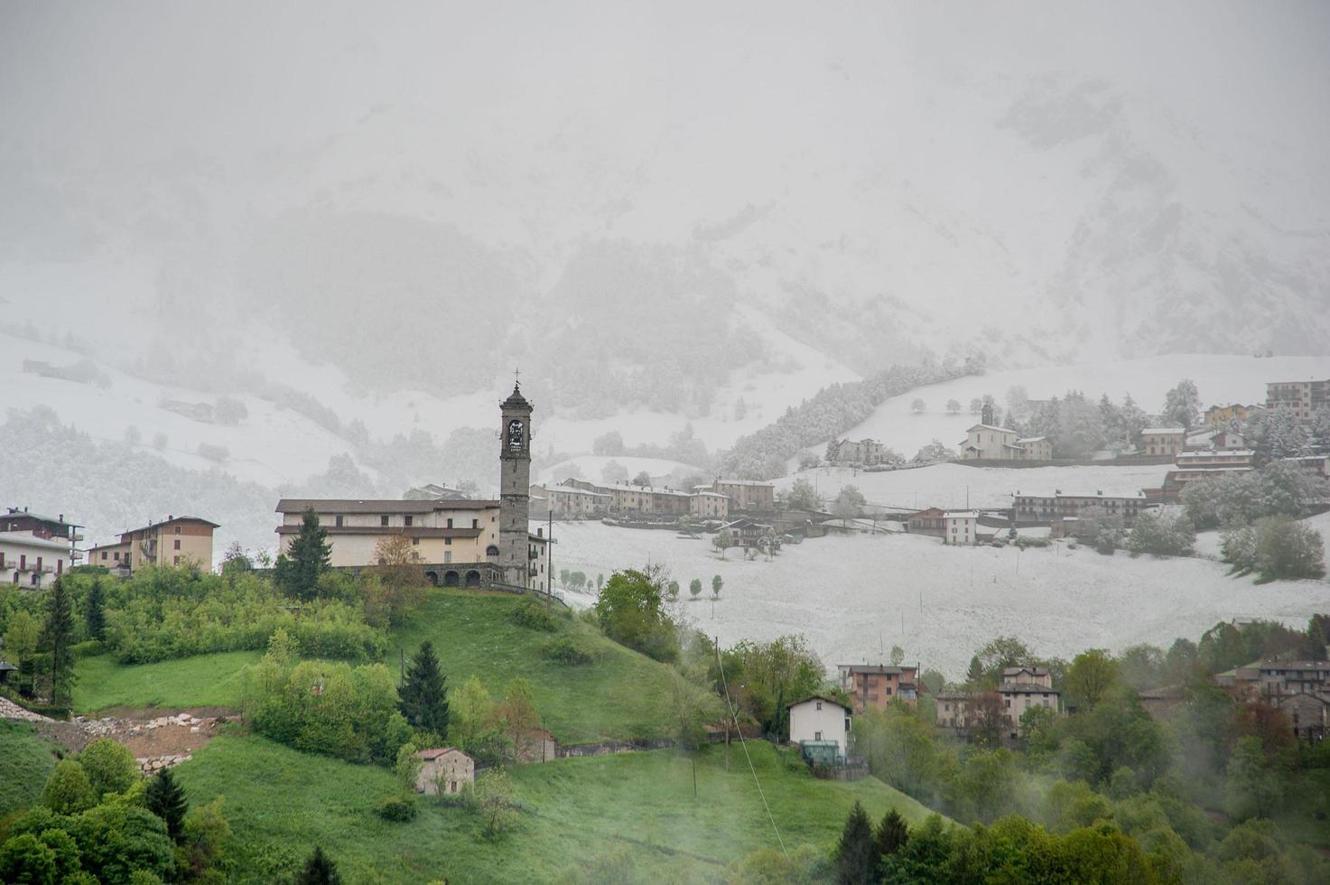 vila de montanha coberta de neve na primavera foto