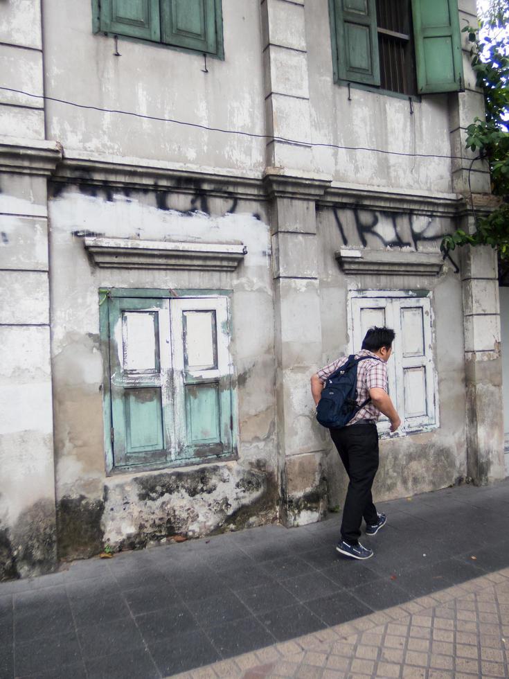 área de silom bangkok tailândia01 de janeiro de 2019antigos edifícios abandonados em bangkok tailândia01 de janeiro de 2019. foto