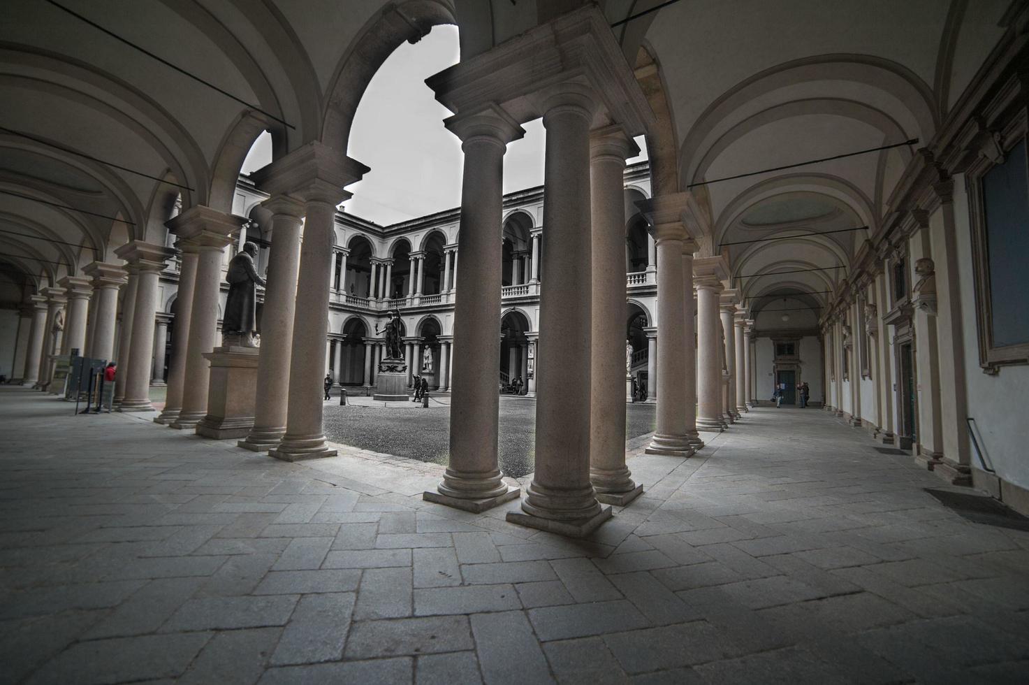 milão itália 26 de abril de 2021 claustro da academia de belas artes de brera foto