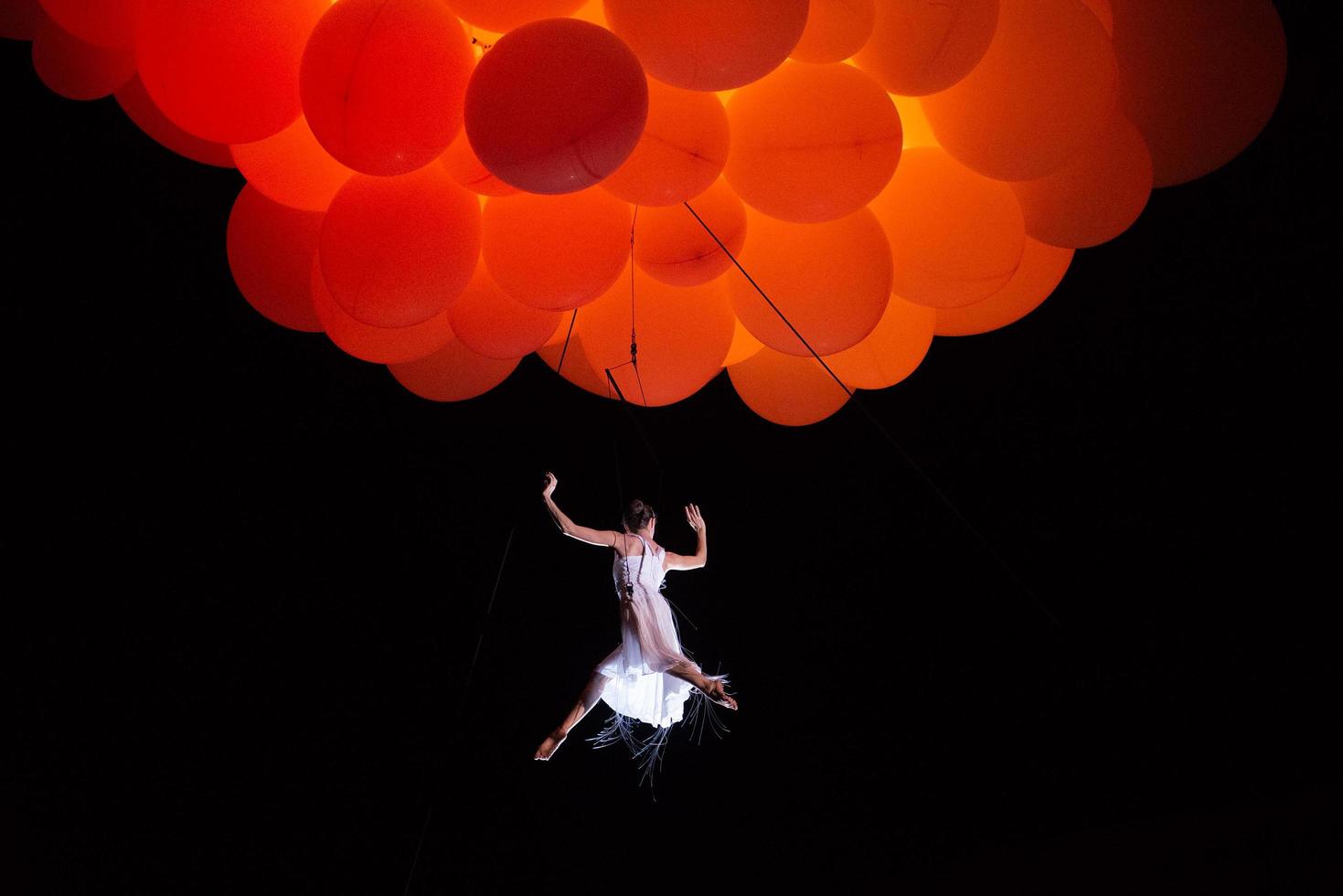 bergamo itália 14 de setembro de 2018 performance de dança acrobática suspensa no ar performance de molecoleshow foto