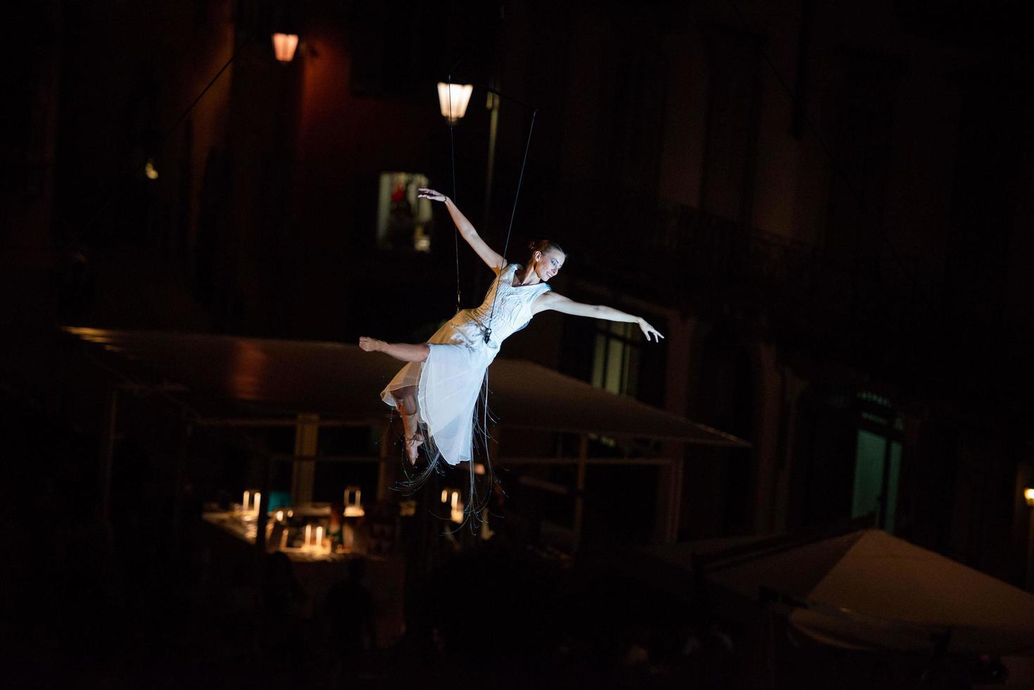 bergamo itália 14 de setembro de 2018 performance de dança acrobática suspensa no ar performance de molecoleshow foto