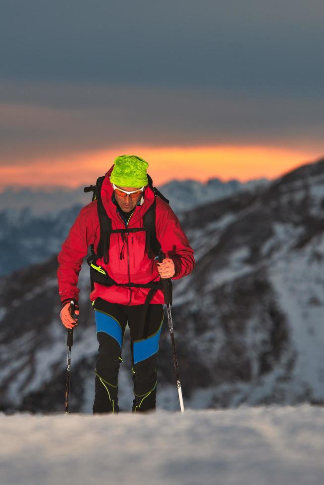 passeio de esqui subindo nos Alpes ao pôr do sol foto
