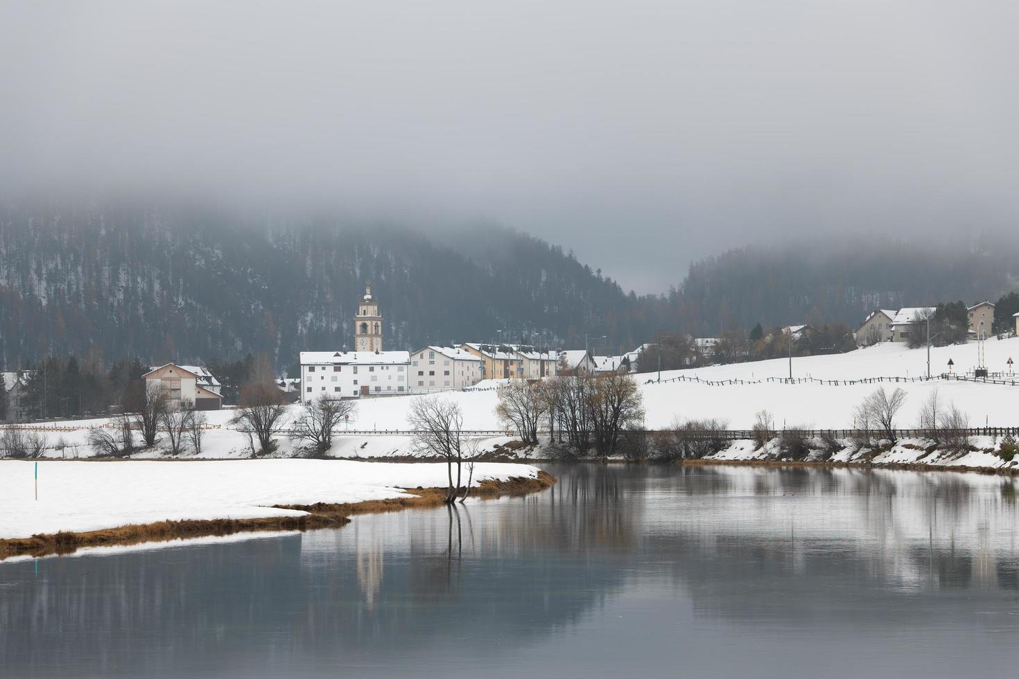 vista da vila de celerina no vale de engadine na suíça foto