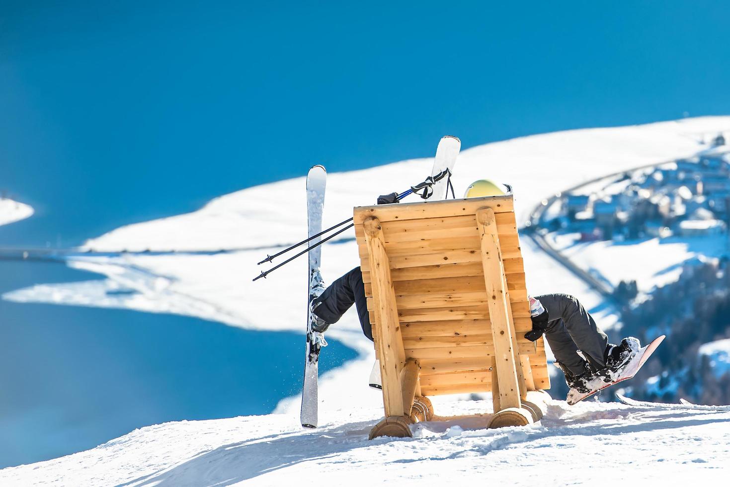 esquiador e snowboarder em repouso. foto