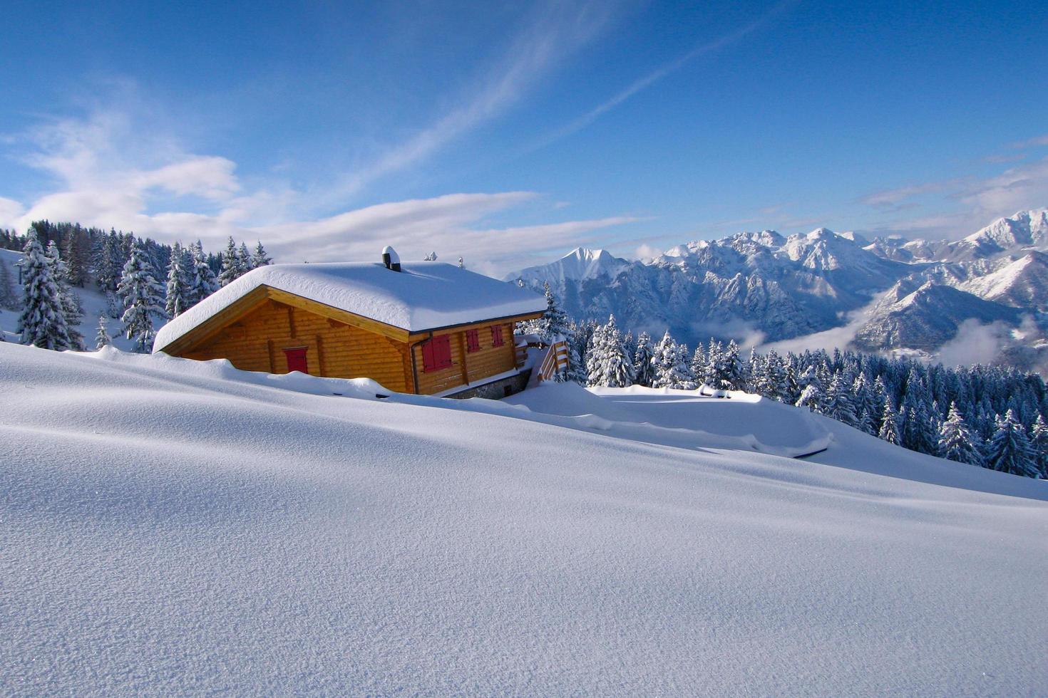 paisagem de ermida isolada na neve foto