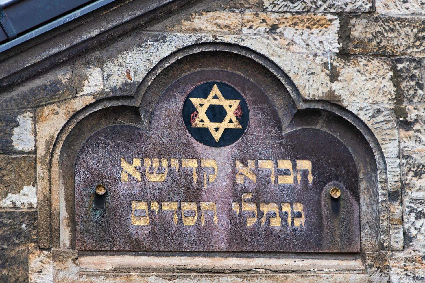 praga 2019- sinal de enterro judaico no antigo cemitério do bairro judeu de praga foto